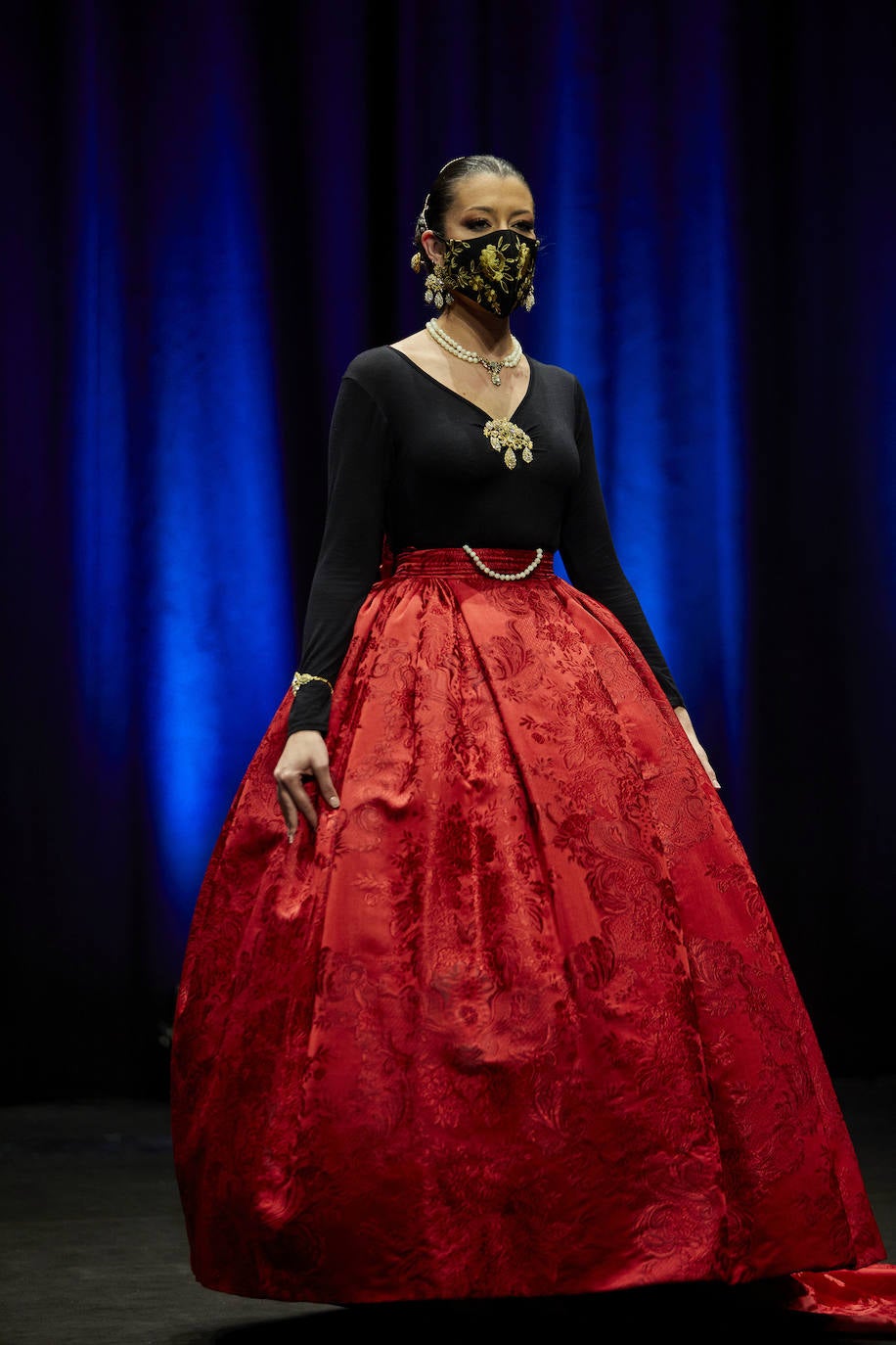 Los falleros y amantes de las tradiciones han revivido este fin de semana su pasión por la fiesta, ya que el Palacio de Congresos ha acogido la celebración del IV aniversario de la declaración de las Fallas como Patrimonio Inmaterial de la Humanidad. Este domingo, la pasarela se ha llenado de color con el Desfile de indumentaria fallera. 