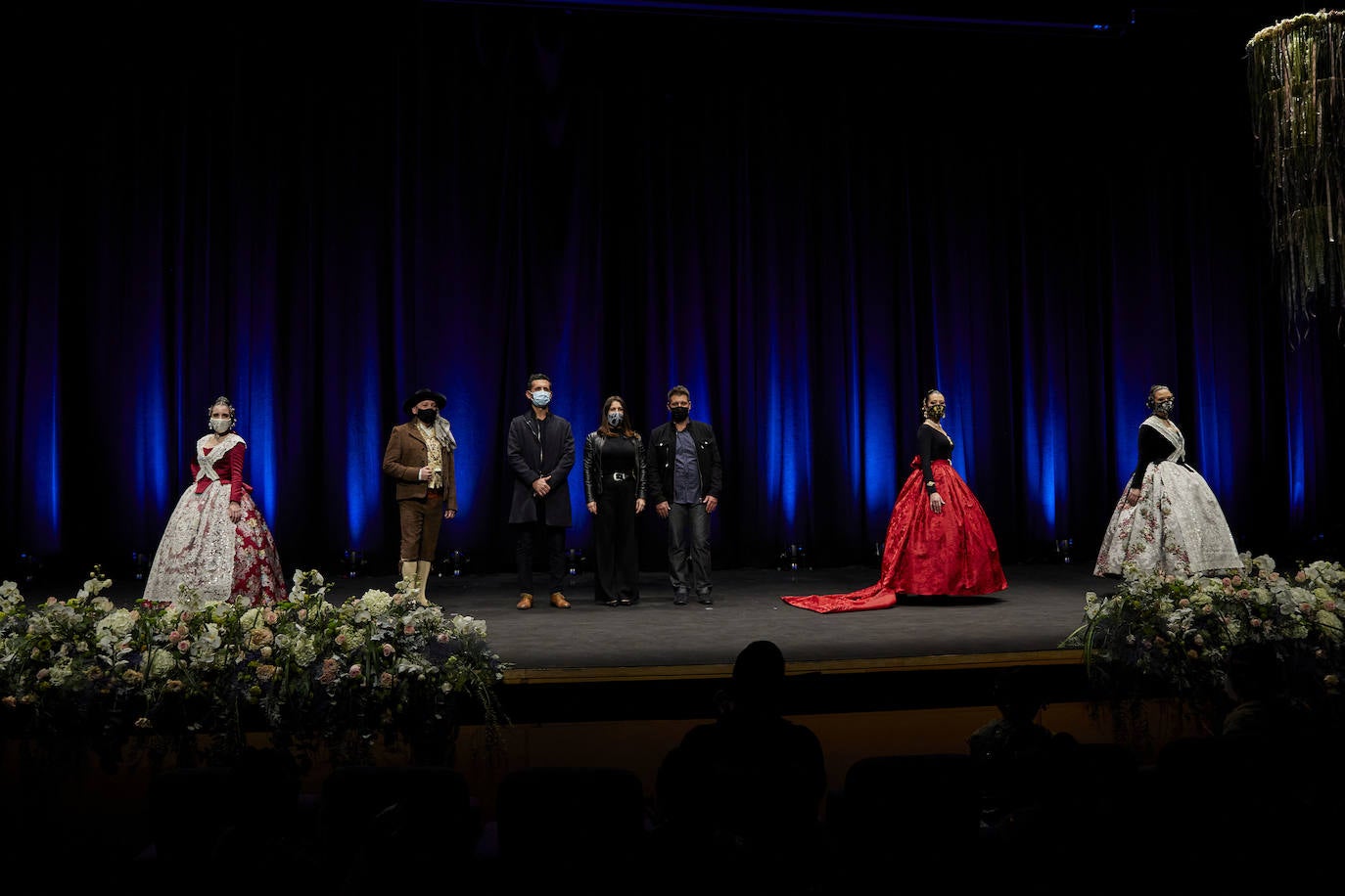 Los falleros y amantes de las tradiciones han revivido este fin de semana su pasión por la fiesta, ya que el Palacio de Congresos ha acogido la celebración del IV aniversario de la declaración de las Fallas como Patrimonio Inmaterial de la Humanidad. Este domingo, la pasarela se ha llenado de color con el Desfile de indumentaria fallera. 