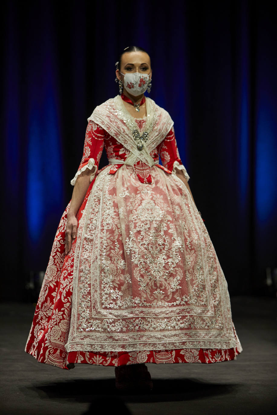 Los falleros y amantes de las tradiciones han revivido este fin de semana su pasión por la fiesta, ya que el Palacio de Congresos ha acogido la celebración del IV aniversario de la declaración de las Fallas como Patrimonio Inmaterial de la Humanidad. Este domingo, la pasarela se ha llenado de color con el Desfile de indumentaria fallera. 