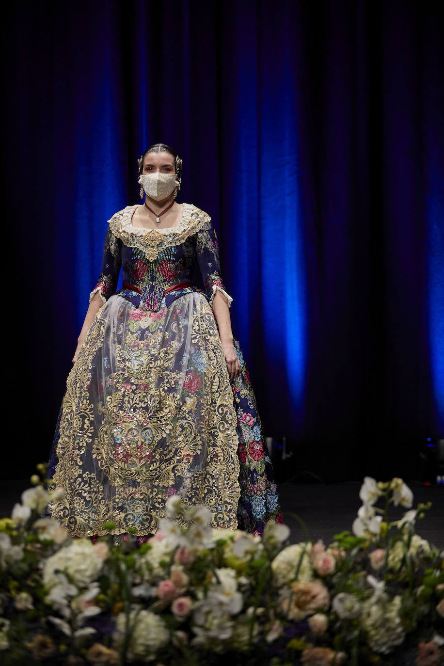 Los falleros y amantes de las tradiciones han revivido este fin de semana su pasión por la fiesta, ya que el Palacio de Congresos ha acogido la celebración del IV aniversario de la declaración de las Fallas como Patrimonio Inmaterial de la Humanidad. Este domingo, la pasarela se ha llenado de color con el Desfile de indumentaria fallera. 