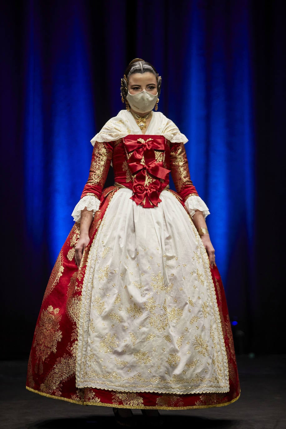 Los falleros y amantes de las tradiciones han revivido este fin de semana su pasión por la fiesta, ya que el Palacio de Congresos ha acogido la celebración del IV aniversario de la declaración de las Fallas como Patrimonio Inmaterial de la Humanidad. Este domingo, la pasarela se ha llenado de color con el Desfile de indumentaria fallera. 