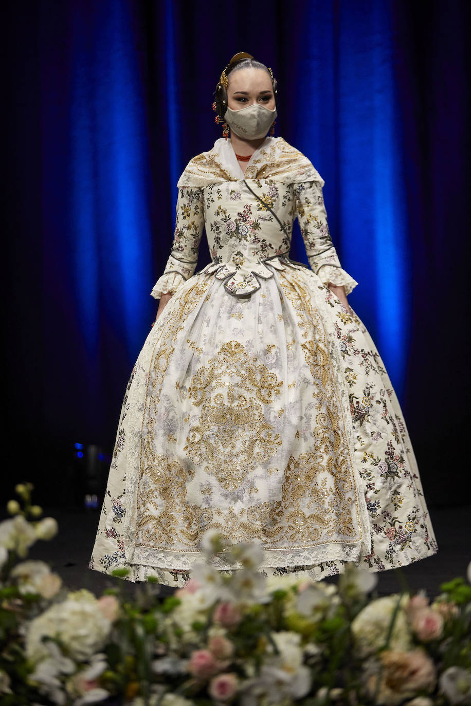 Los falleros y amantes de las tradiciones han revivido este fin de semana su pasión por la fiesta, ya que el Palacio de Congresos ha acogido la celebración del IV aniversario de la declaración de las Fallas como Patrimonio Inmaterial de la Humanidad. Este domingo, la pasarela se ha llenado de color con el Desfile de indumentaria fallera. 