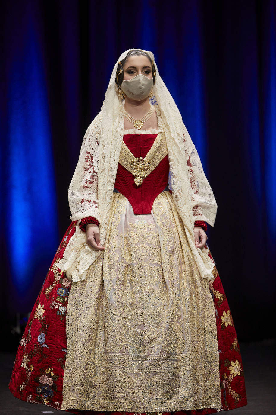 Los falleros y amantes de las tradiciones han revivido este fin de semana su pasión por la fiesta, ya que el Palacio de Congresos ha acogido la celebración del IV aniversario de la declaración de las Fallas como Patrimonio Inmaterial de la Humanidad. Este domingo, la pasarela se ha llenado de color con el Desfile de indumentaria fallera. 