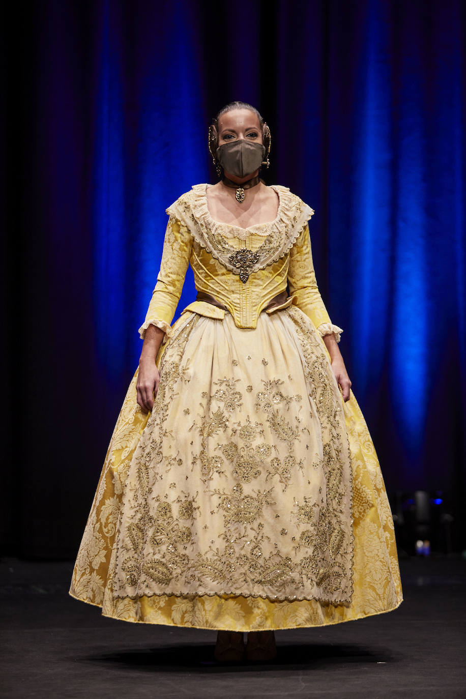 Los falleros y amantes de las tradiciones han revivido este fin de semana su pasión por la fiesta, ya que el Palacio de Congresos ha acogido la celebración del IV aniversario de la declaración de las Fallas como Patrimonio Inmaterial de la Humanidad. Este domingo, la pasarela se ha llenado de color con el Desfile de indumentaria fallera. 