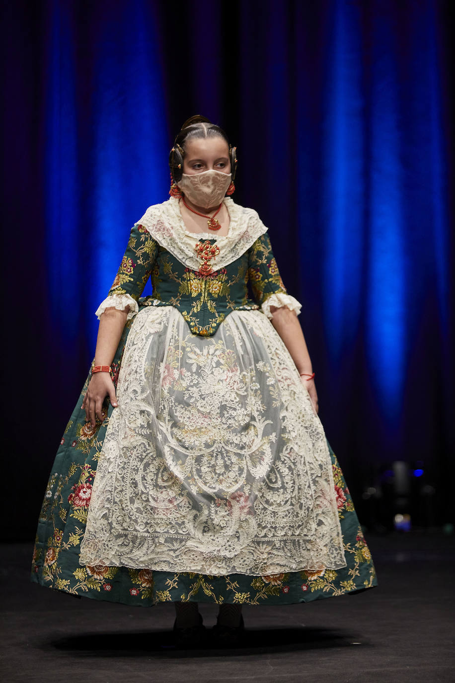 Los falleros y amantes de las tradiciones han revivido este fin de semana su pasión por la fiesta, ya que el Palacio de Congresos ha acogido la celebración del IV aniversario de la declaración de las Fallas como Patrimonio Inmaterial de la Humanidad. Este domingo, la pasarela se ha llenado de color con el Desfile de indumentaria fallera. 