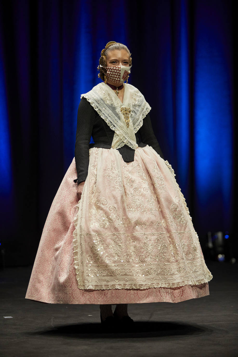 Los falleros y amantes de las tradiciones han revivido este fin de semana su pasión por la fiesta, ya que el Palacio de Congresos ha acogido la celebración del IV aniversario de la declaración de las Fallas como Patrimonio Inmaterial de la Humanidad. Este domingo, la pasarela se ha llenado de color con el Desfile de indumentaria fallera. 