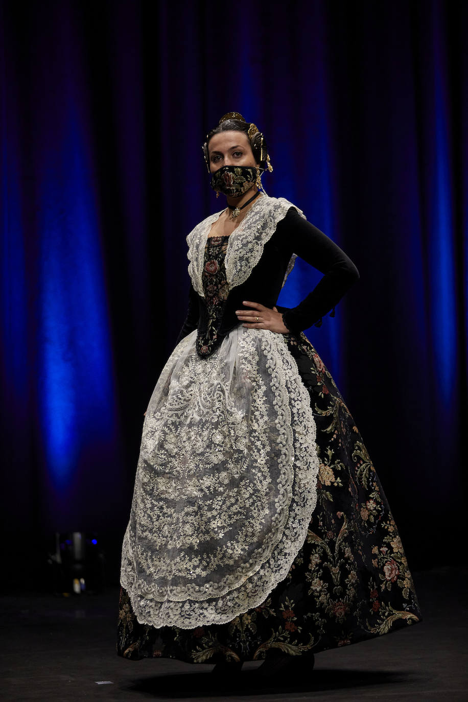 Los falleros y amantes de las tradiciones han revivido este fin de semana su pasión por la fiesta, ya que el Palacio de Congresos ha acogido la celebración del IV aniversario de la declaración de las Fallas como Patrimonio Inmaterial de la Humanidad. Este domingo, la pasarela se ha llenado de color con el Desfile de indumentaria fallera. 