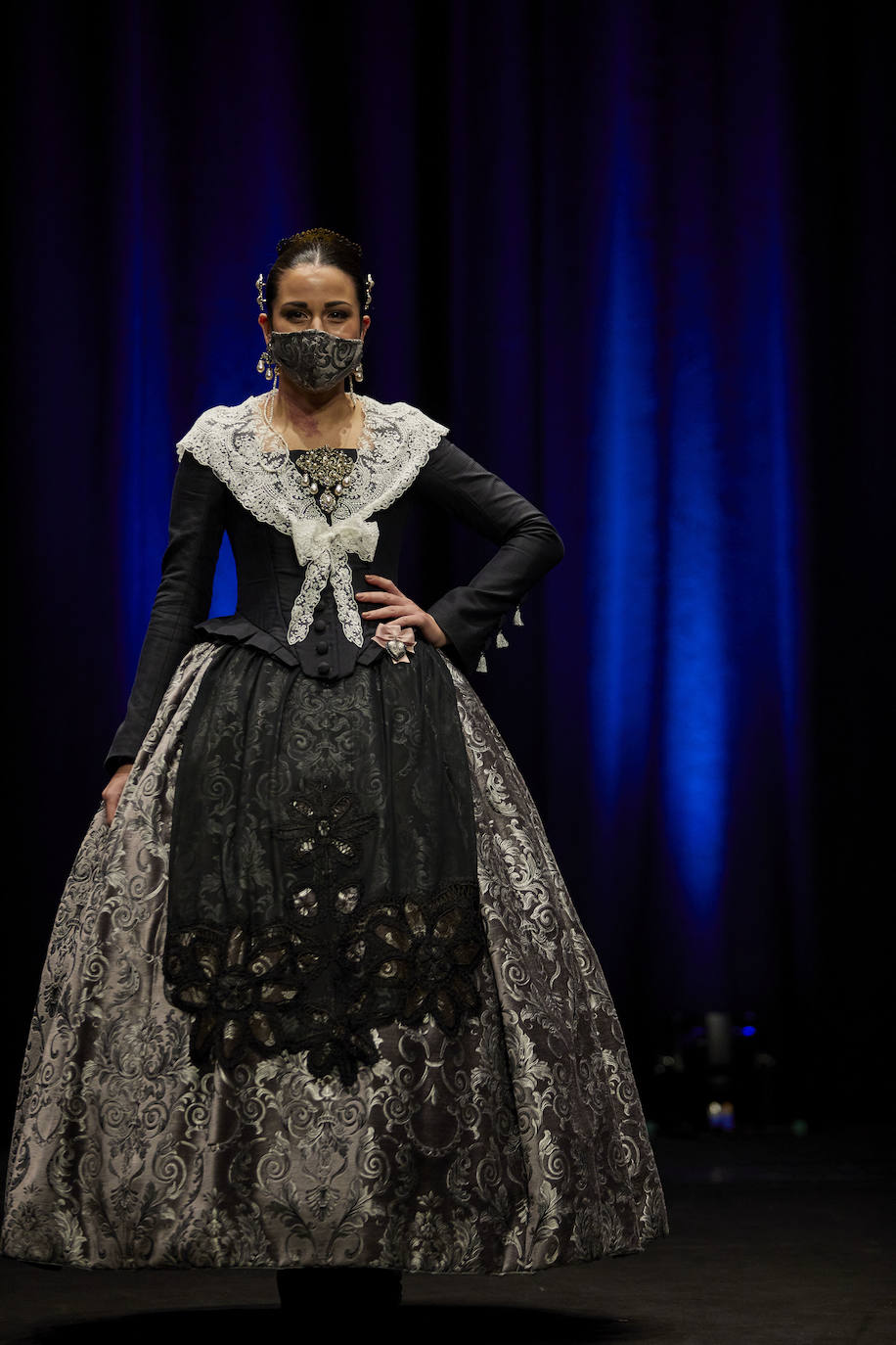 Los falleros y amantes de las tradiciones han revivido este fin de semana su pasión por la fiesta, ya que el Palacio de Congresos ha acogido la celebración del IV aniversario de la declaración de las Fallas como Patrimonio Inmaterial de la Humanidad. Este domingo, la pasarela se ha llenado de color con el Desfile de indumentaria fallera. 