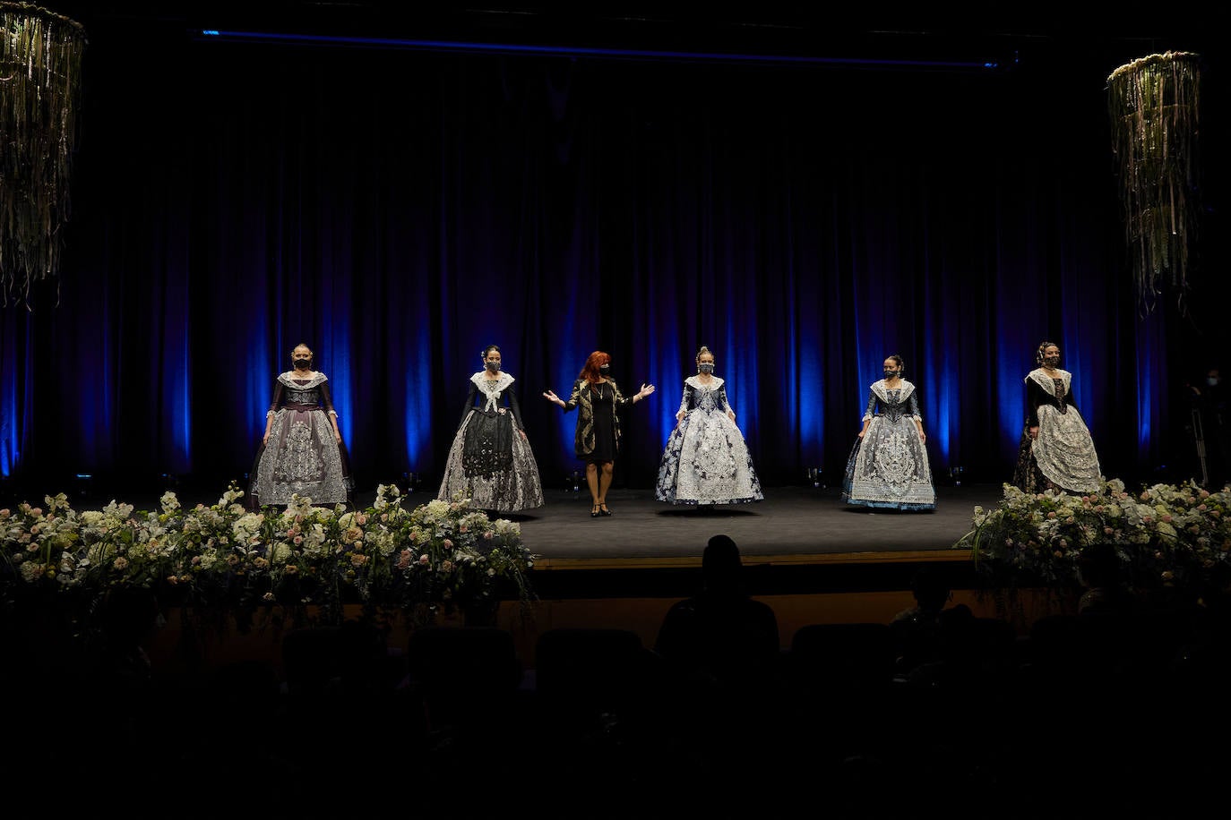 Los falleros y amantes de las tradiciones han revivido este fin de semana su pasión por la fiesta, ya que el Palacio de Congresos ha acogido la celebración del IV aniversario de la declaración de las Fallas como Patrimonio Inmaterial de la Humanidad. Este domingo, la pasarela se ha llenado de color con el Desfile de indumentaria fallera. 