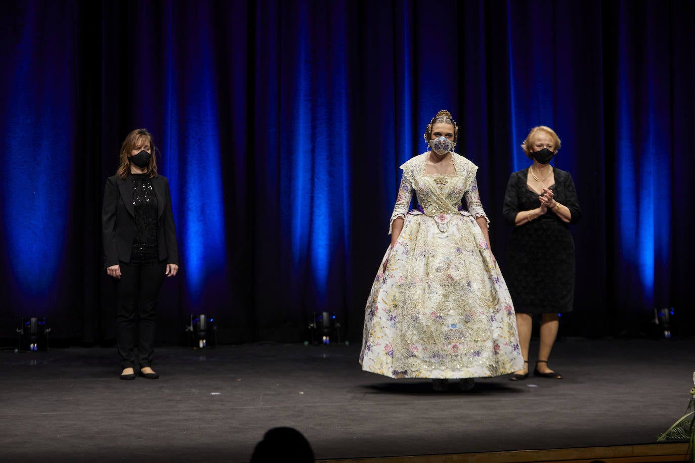 Los falleros y amantes de las tradiciones han revivido este fin de semana su pasión por la fiesta, ya que el Palacio de Congresos ha acogido la celebración del IV aniversario de la declaración de las Fallas como Patrimonio Inmaterial de la Humanidad. Este domingo, la pasarela se ha llenado de color con el Desfile de indumentaria fallera. 