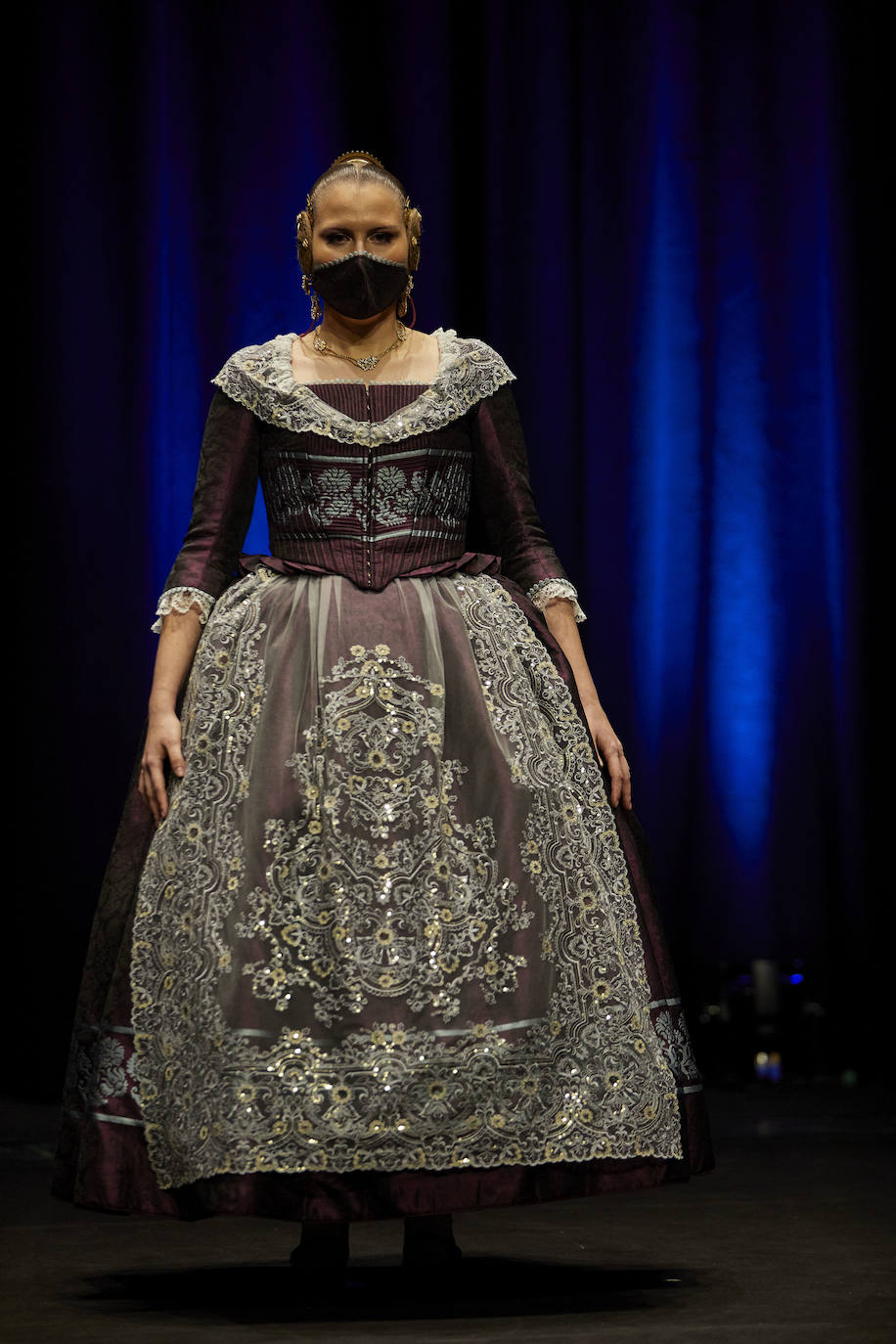 Los falleros y amantes de las tradiciones han revivido este fin de semana su pasión por la fiesta, ya que el Palacio de Congresos ha acogido la celebración del IV aniversario de la declaración de las Fallas como Patrimonio Inmaterial de la Humanidad. Este domingo, la pasarela se ha llenado de color con el Desfile de indumentaria fallera. 