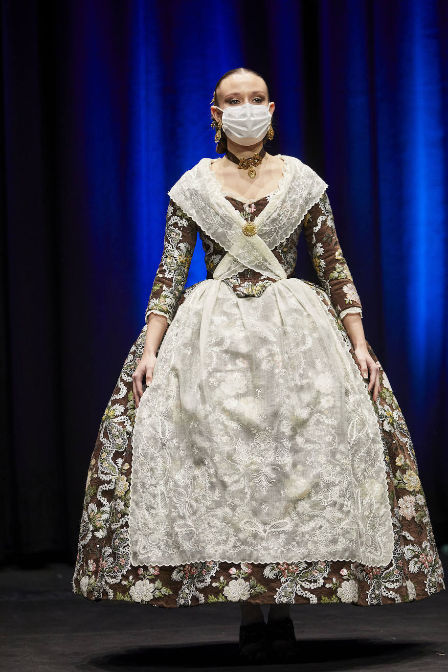 Los falleros y amantes de las tradiciones han revivido este fin de semana su pasión por la fiesta, ya que el Palacio de Congresos ha acogido la celebración del IV aniversario de la declaración de las Fallas como Patrimonio Inmaterial de la Humanidad. Este domingo, la pasarela se ha llenado de color con el Desfile de indumentaria fallera. 