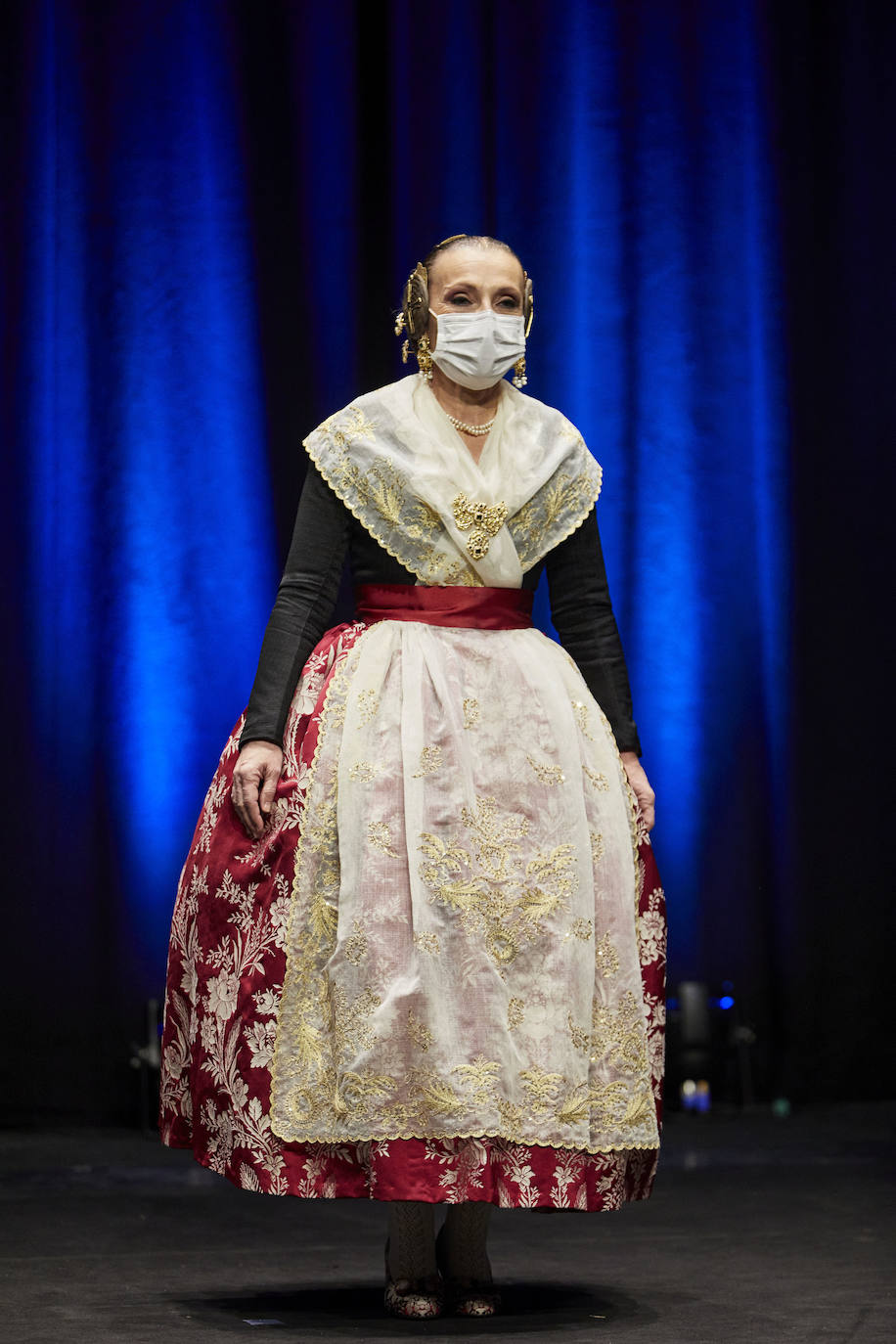 Los falleros y amantes de las tradiciones han revivido este fin de semana su pasión por la fiesta, ya que el Palacio de Congresos ha acogido la celebración del IV aniversario de la declaración de las Fallas como Patrimonio Inmaterial de la Humanidad. Este domingo, la pasarela se ha llenado de color con el Desfile de indumentaria fallera. 