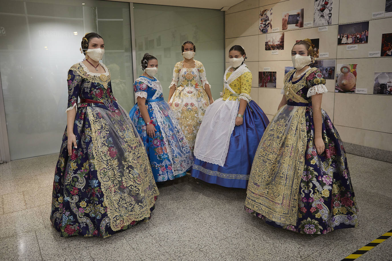 Los falleros y amantes de las tradiciones han revivido este fin de semana su pasión por la fiesta, ya que el Palacio de Congresos ha acogido la celebración del IV aniversario de la declaración de las Fallas como Patrimonio Inmaterial de la Humanidad. Este domingo, la pasarela se ha llenado de color con el Desfile de indumentaria fallera. 