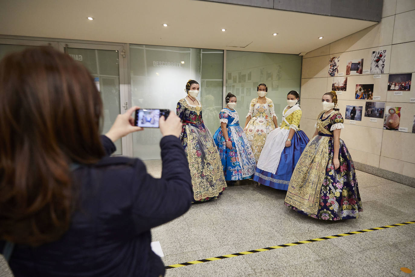 Los falleros y amantes de las tradiciones han revivido este fin de semana su pasión por la fiesta, ya que el Palacio de Congresos ha acogido la celebración del IV aniversario de la declaración de las Fallas como Patrimonio Inmaterial de la Humanidad. Este domingo, la pasarela se ha llenado de color con el Desfile de indumentaria fallera. 
