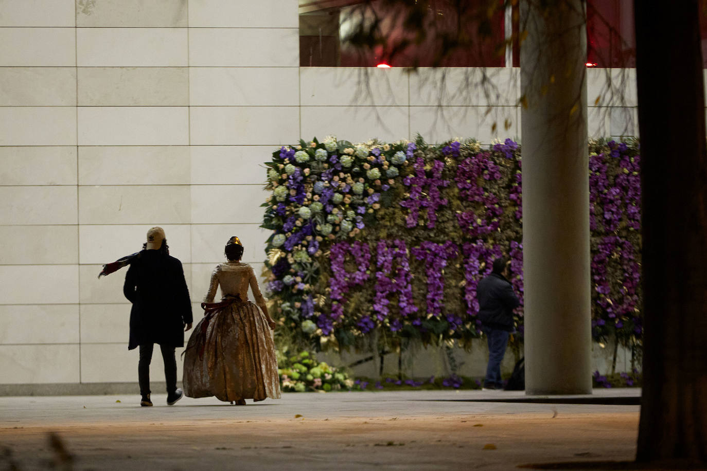 Los falleros y amantes de las tradiciones han revivido este fin de semana su pasión por la fiesta, ya que el Palacio de Congresos ha acogido la celebración del IV aniversario de la declaración de las Fallas como Patrimonio Inmaterial de la Humanidad. Este domingo, la pasarela se ha llenado de color con el Desfile de indumentaria fallera. 