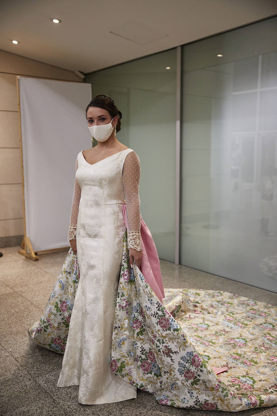 Los falleros y amantes de las tradiciones han revivido este fin de semana su pasión por la fiesta, ya que el Palacio de Congresos ha acogido la celebración del IV aniversario de la declaración de las Fallas como Patrimonio Inmaterial de la Humanidad. Este domingo, la pasarela se ha llenado de color con el Desfile de indumentaria fallera. 