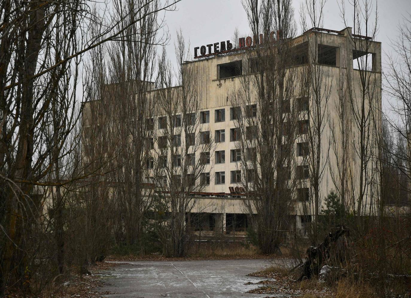 Con la ayuda de expertos, su ministerio quiere preparar programas de viaje destinados a «percibir la zona como un lugar de memoria que debe enseñarnos cosas», en una época de crisis medioambiental global. 