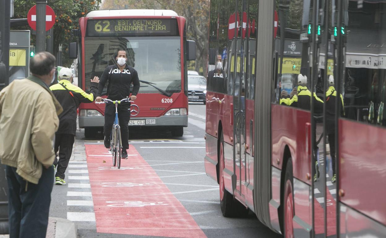 Nuevo carril bici en la Gran Vía de Valencia. 