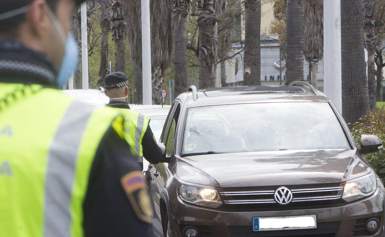 Un agente de la Policía Local de Valencia, en un control rutinario