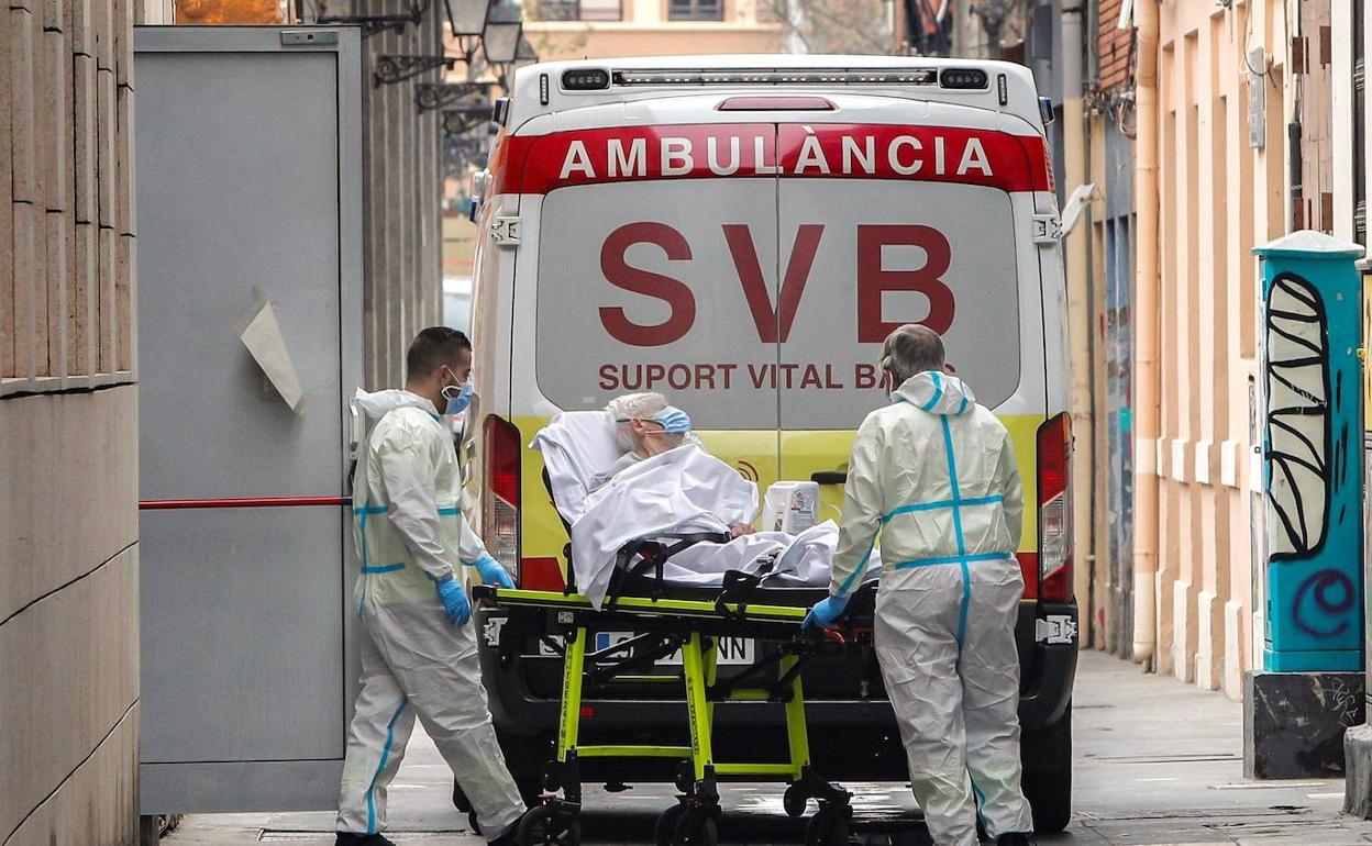 Una residente del centro de Velluters, en Valencia.