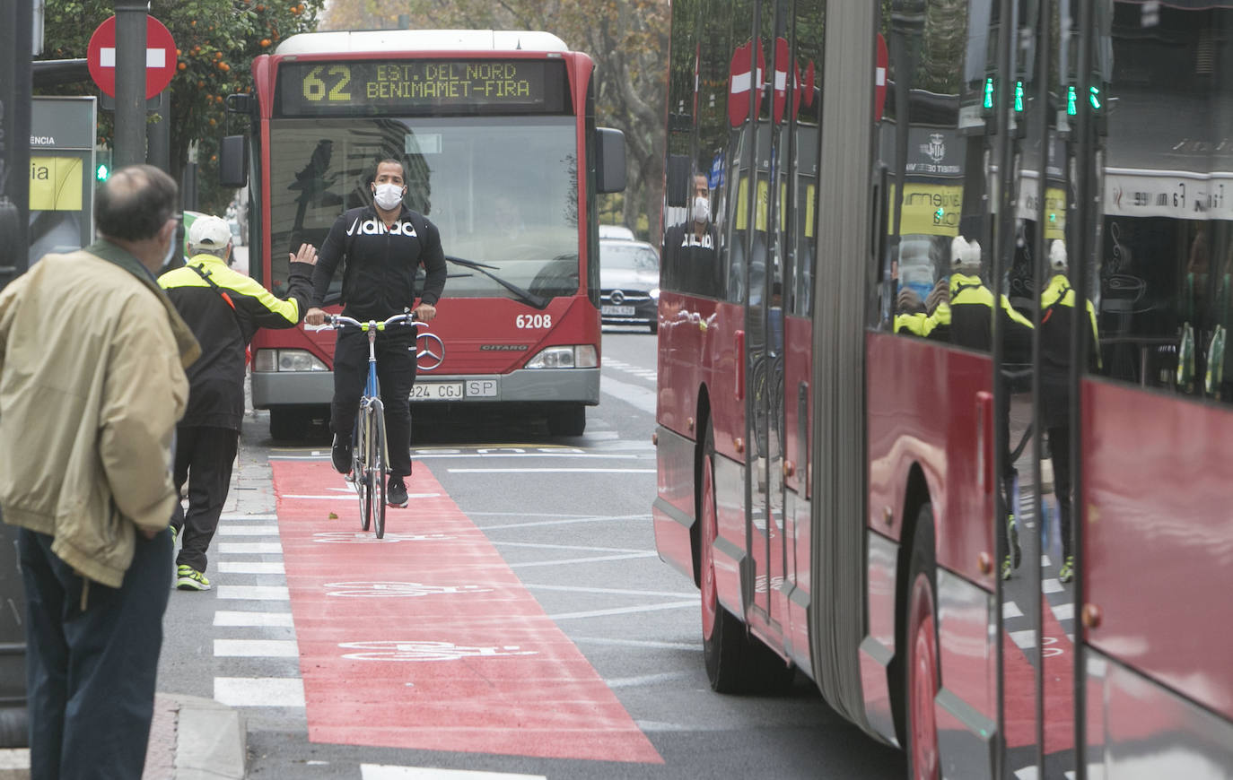 Fotos: Nuevo carril bici en la Gran Vía de Valencia