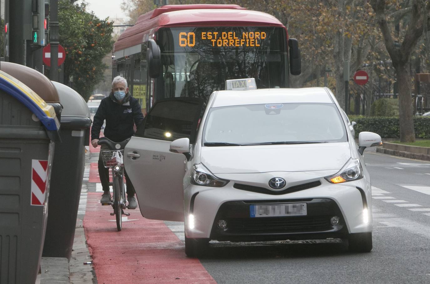 Fotos: Nuevo carril bici en la Gran Vía de Valencia