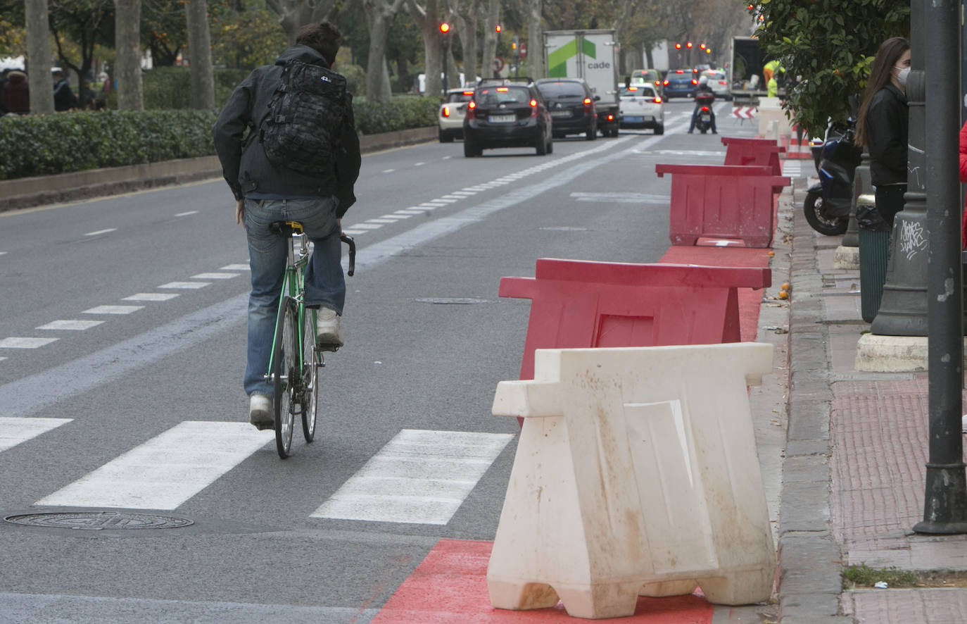 Fotos: Nuevo carril bici en la Gran Vía de Valencia