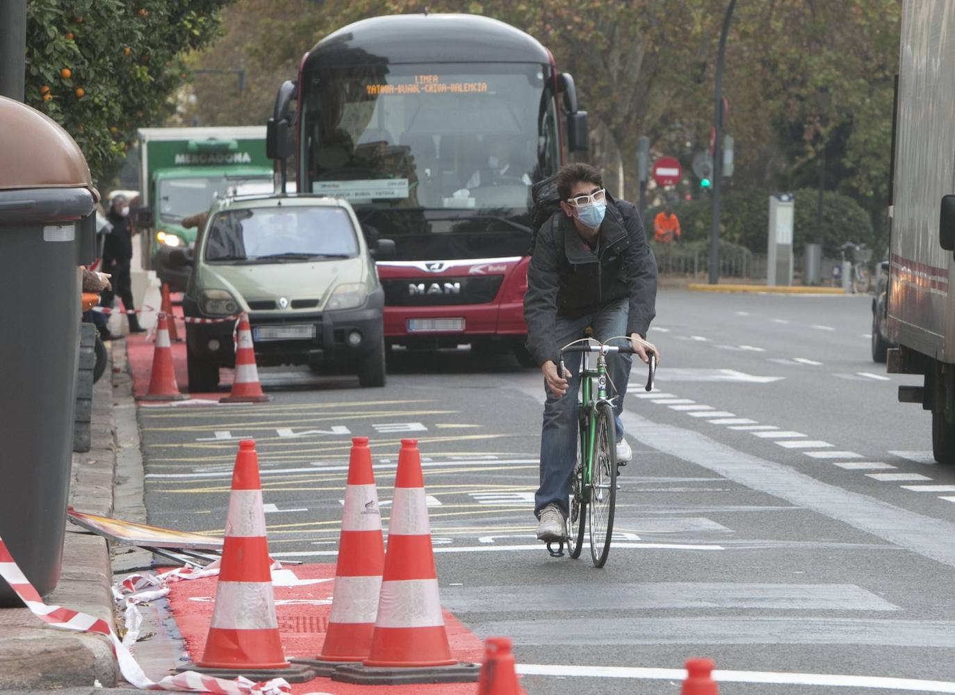 Fotos: Nuevo carril bici en la Gran Vía de Valencia