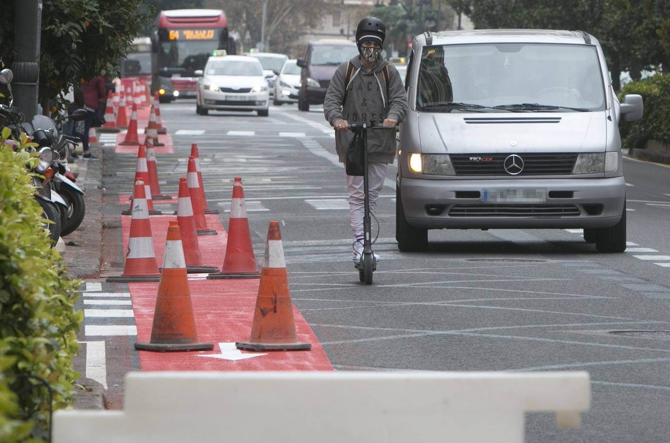 Fotos: Nuevo carril bici en la Gran Vía de Valencia