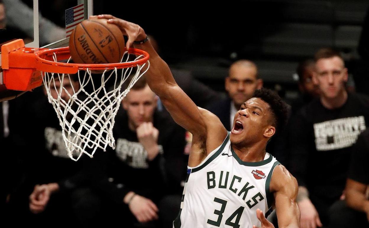 Giannis Antetokounmpo machaca el aro. 