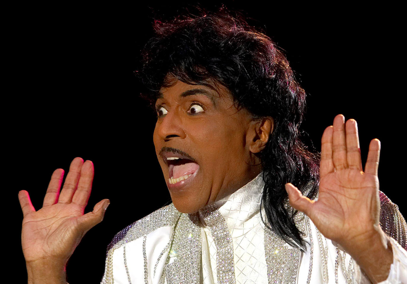 El músico Little Richard, 87 años. El autoproclamado "arquitecto del rock 'n' roll" que construyó su sonido innovador con una mezcla hirviente de boogie-woogie, rhythm and blues y gospel, murió de cáncer. Richard, cuyos electrizantes éxitos de la década de 1950 como "Tutti Frutti" y "Long Tall Sally" y su extravagante presencia en el escenario influyeron en legiones de artistas, atrajo a jóvenes fanáticos negros y blancos en una época en la que partes de Estados Unidos todavía estaban estrictamente segregadas.