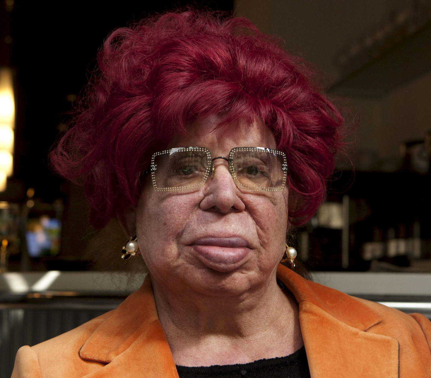 Carmen de Mairena, quien fue una popular cupletista transexual española, fallecía por causas naturales en Barcelona a los 86 años.