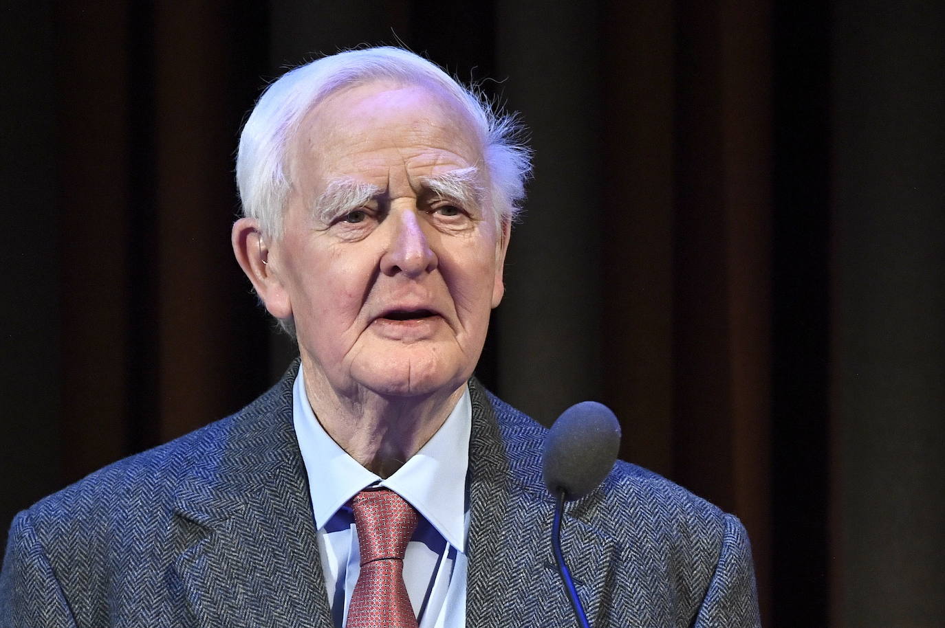 John le Carré, genio de las novelas de espías, falleció a los 89 años. El afamado escritor británico, fallecido por una neumonía, trabajó en los servicios secretos británicos y luego vendió millones de libros.