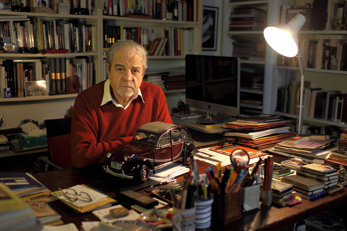 El escritor Juan Marsé falleció a los 87 años. El merecedor del premio Cervantes en 2008 retrató la complejidad española en novelas como 'Últimas tardes con Teresa', 'Rabos de lagartija' o 'Si te dicen que caí', entre otras.