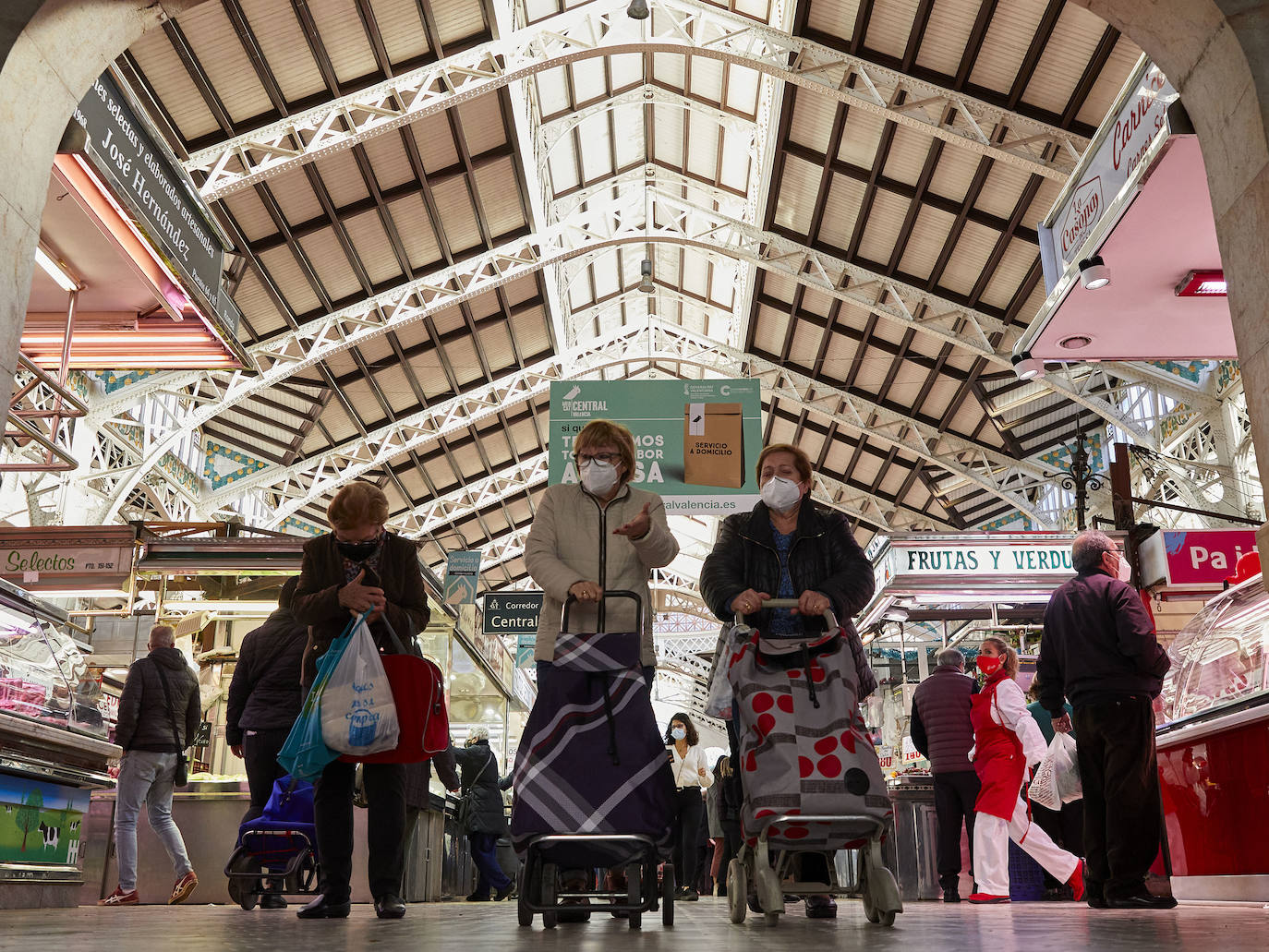 Con la Navidad a la vuelta de la esquina, los valencianos aprovechan para disfrutar del ambiente y realizar las compras en los mercados de la ciudad. La celebración de las fiestas navideñas este año será atípicas y con restricciones por la pandemia del coronavirus. En imagen, el Mercado Central de Valencia este martes.