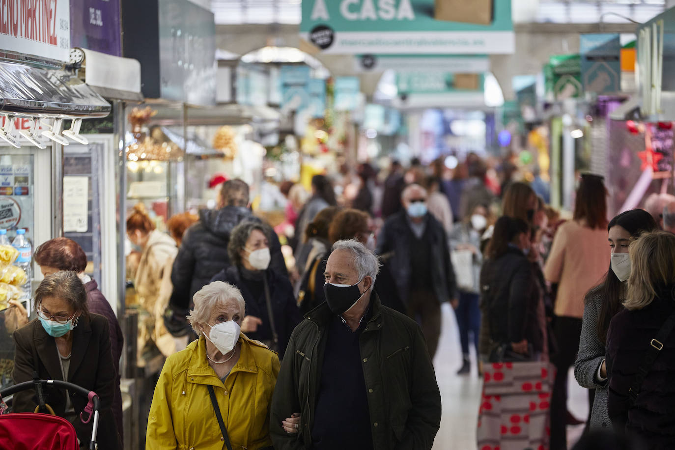 Con la Navidad a la vuelta de la esquina, los valencianos aprovechan para disfrutar del ambiente y realizar las compras en los mercados de la ciudad. La celebración de las fiestas navideñas este año será atípicas y con restricciones por la pandemia del coronavirus. En imagen, el Mercado Central de Valencia este martes.