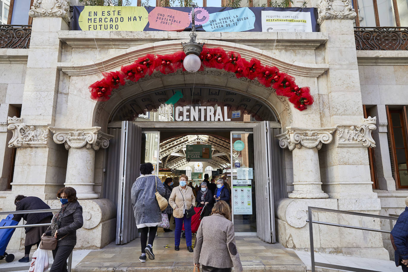 Con la Navidad a la vuelta de la esquina, los valencianos aprovechan para disfrutar del ambiente y realizar las compras en los mercados de la ciudad. La celebración de las fiestas navideñas este año será atípicas y con restricciones por la pandemia del coronavirus. En imagen, el Mercado Central de Valencia este martes.