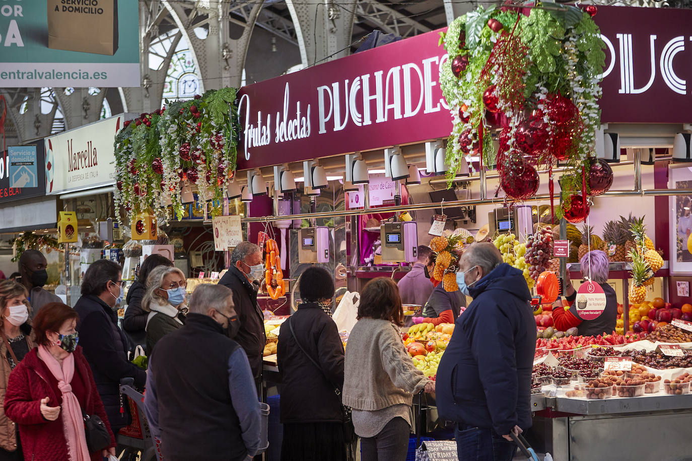 Con la Navidad a la vuelta de la esquina, los valencianos aprovechan para disfrutar del ambiente y realizar las compras en los mercados de la ciudad. La celebración de las fiestas navideñas este año será atípicas y con restricciones por la pandemia del coronavirus. En imagen, el Mercado Central de Valencia este martes.