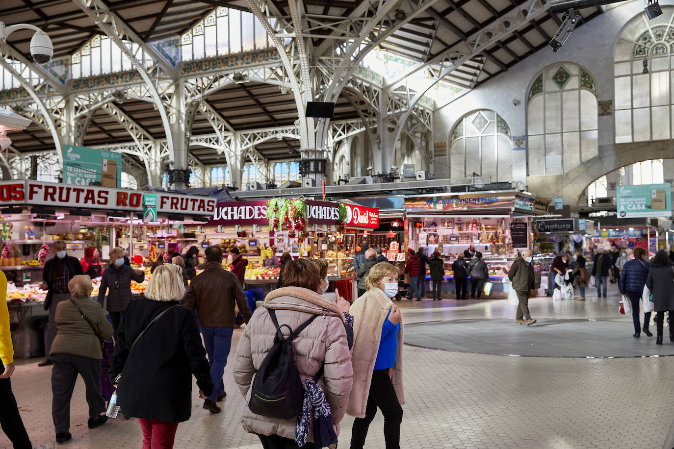 Con la Navidad a la vuelta de la esquina, los valencianos aprovechan para disfrutar del ambiente y realizar las compras en los mercados de la ciudad. La celebración de las fiestas navideñas este año será atípicas y con restricciones por la pandemia del coronavirus. En imagen, el Mercado Central de Valencia este martes.