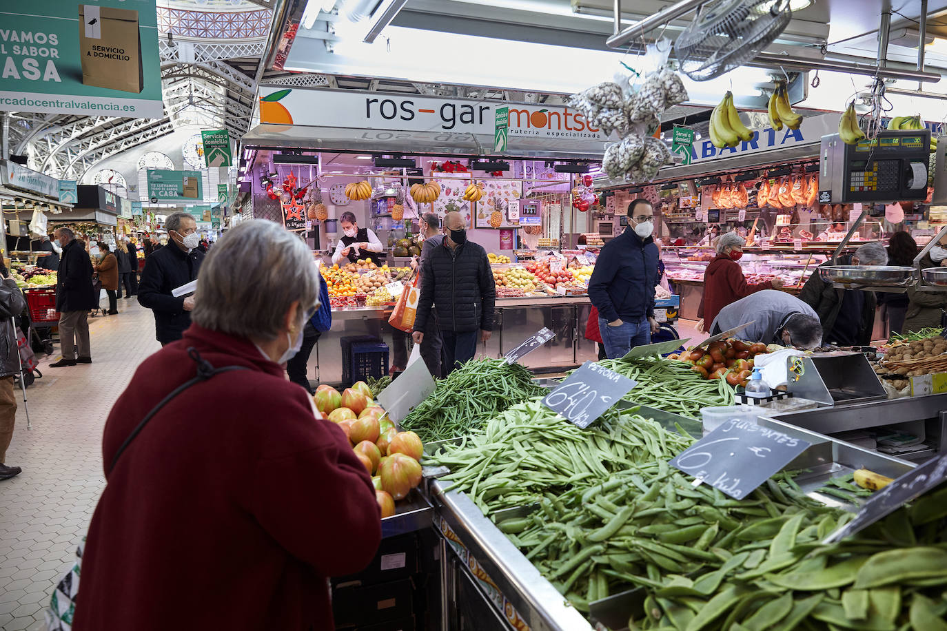 Con la Navidad a la vuelta de la esquina, los valencianos aprovechan para disfrutar del ambiente y realizar las compras en los mercados de la ciudad. La celebración de las fiestas navideñas este año será atípicas y con restricciones por la pandemia del coronavirus. En imagen, el Mercado Central de Valencia este martes.