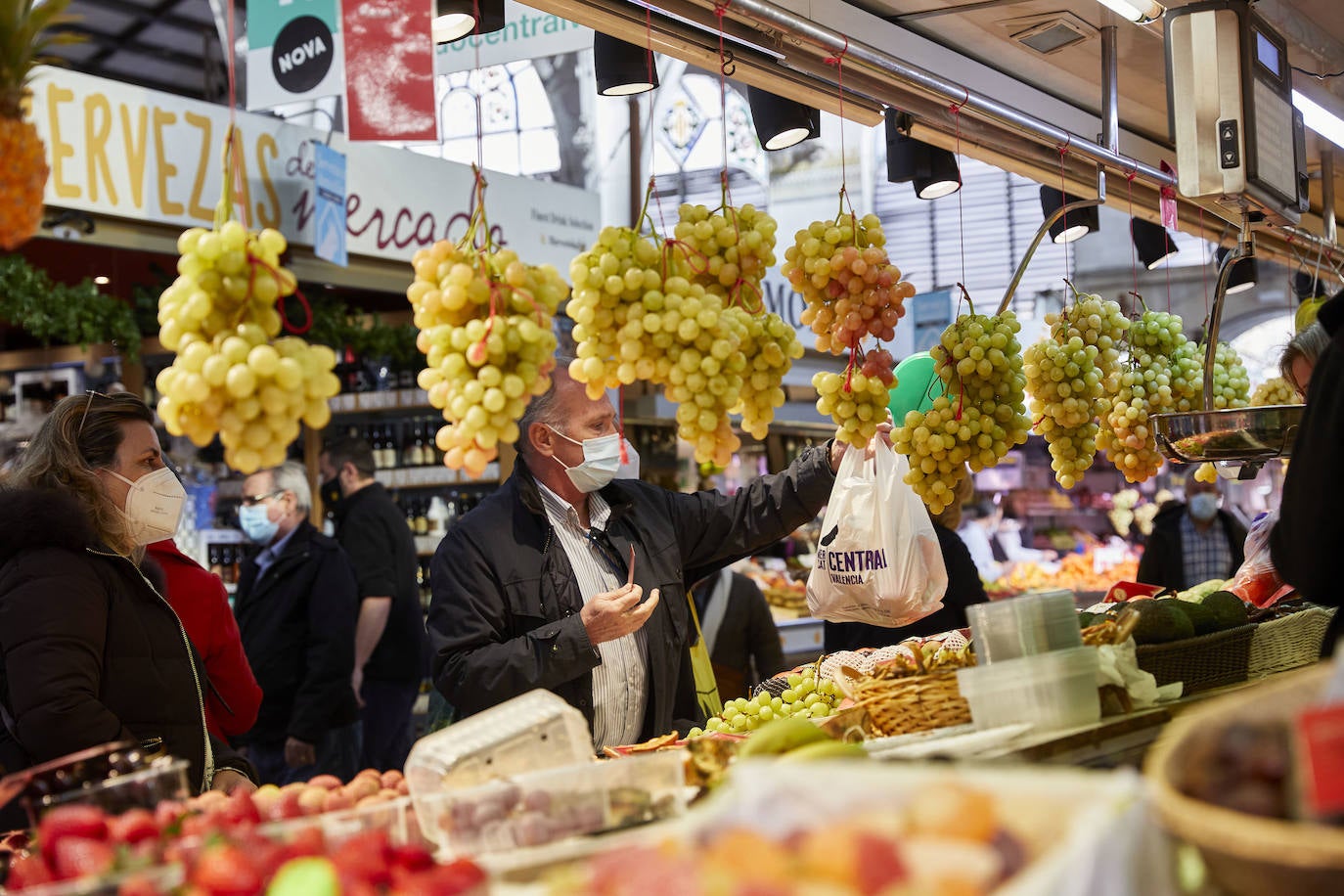 Con la Navidad a la vuelta de la esquina, los valencianos aprovechan para disfrutar del ambiente y realizar las compras en los mercados de la ciudad. La celebración de las fiestas navideñas este año será atípicas y con restricciones por la pandemia del coronavirus. En imagen, el Mercado Central de Valencia este martes.