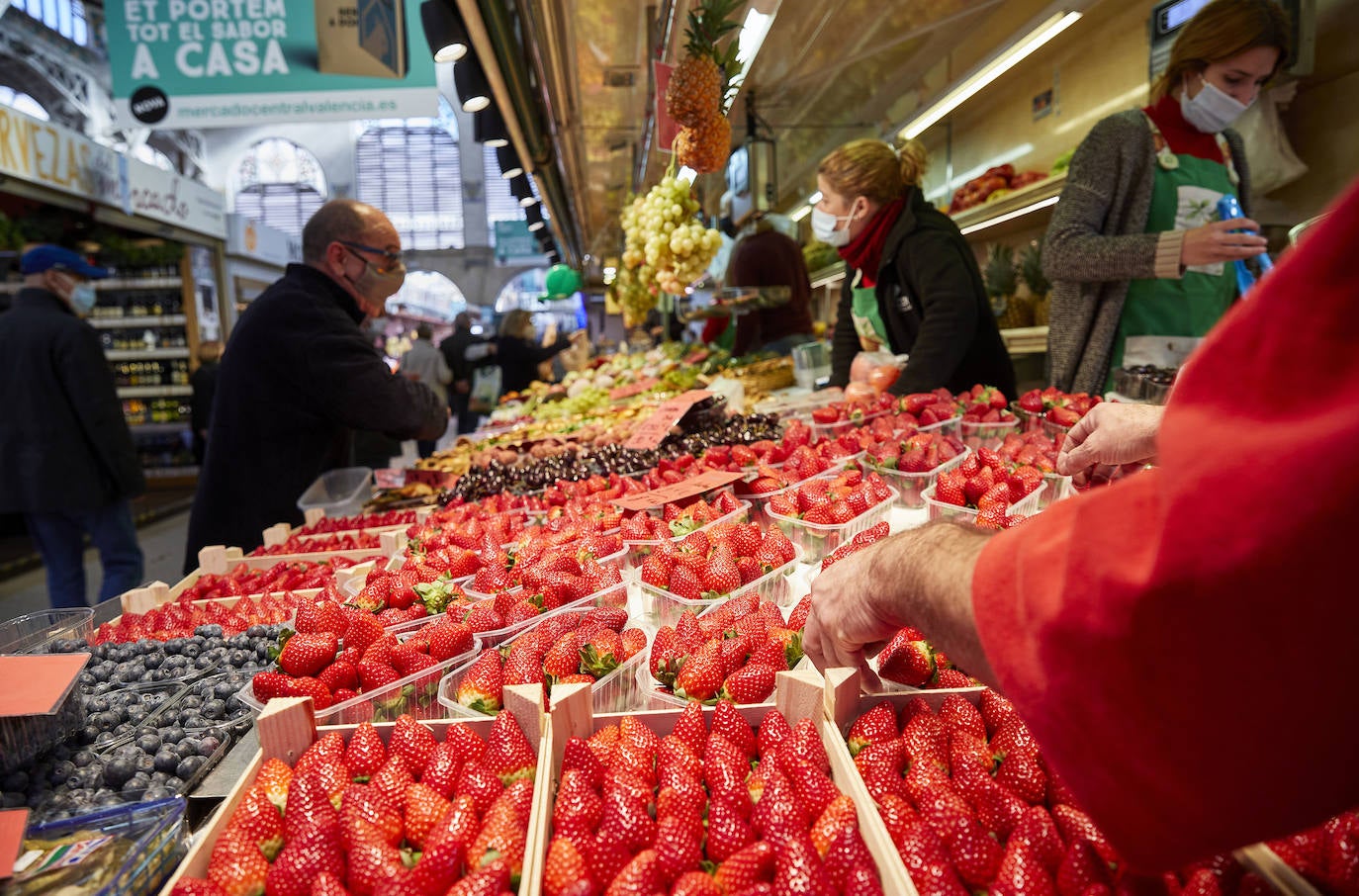 Con la Navidad a la vuelta de la esquina, los valencianos aprovechan para disfrutar del ambiente y realizar las compras en los mercados de la ciudad. La celebración de las fiestas navideñas este año será atípicas y con restricciones por la pandemia del coronavirus. En imagen, el Mercado Central de Valencia este martes.