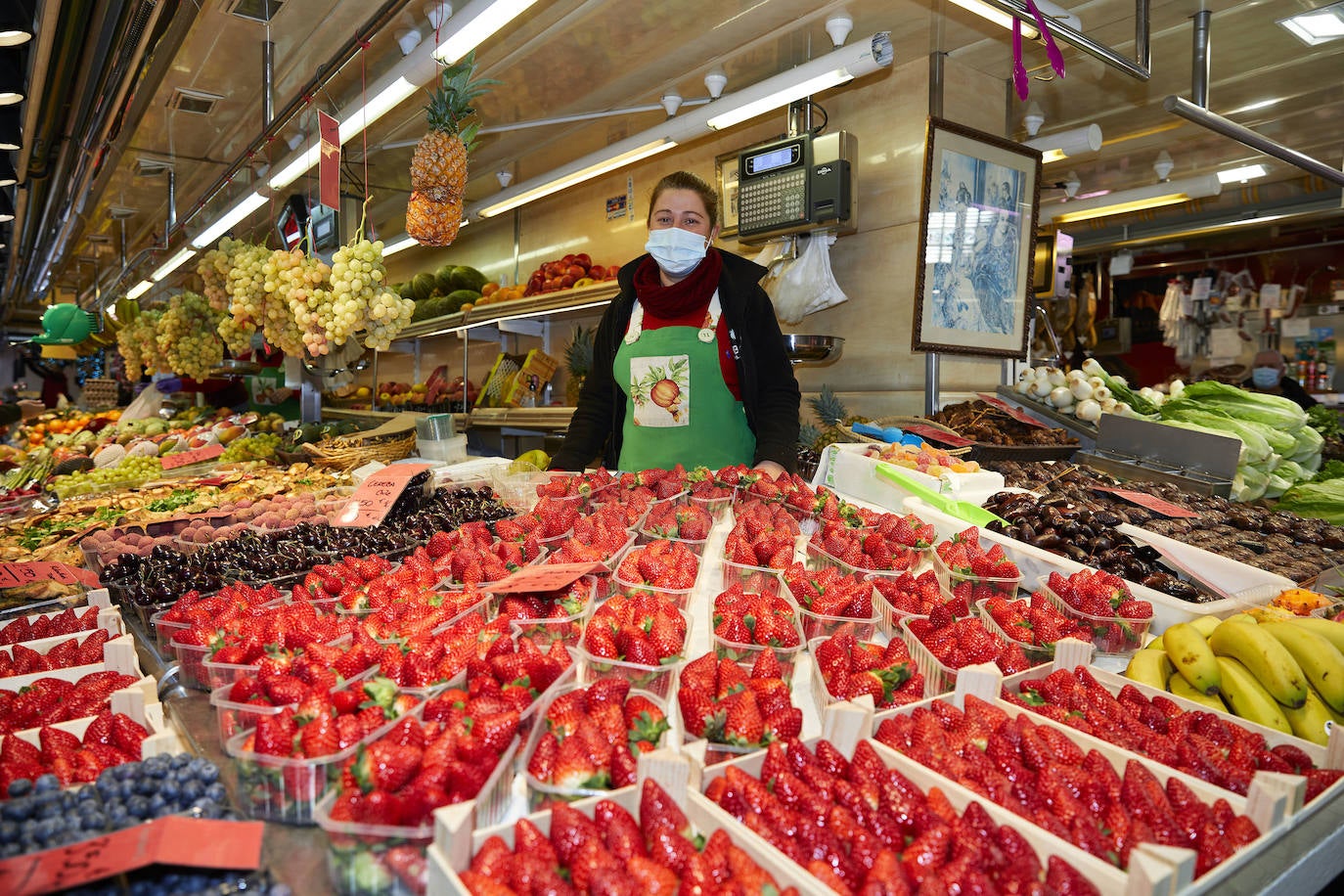 Con la Navidad a la vuelta de la esquina, los valencianos aprovechan para disfrutar del ambiente y realizar las compras en los mercados de la ciudad. La celebración de las fiestas navideñas este año será atípicas y con restricciones por la pandemia del coronavirus. En imagen, el Mercado Central de Valencia este martes.