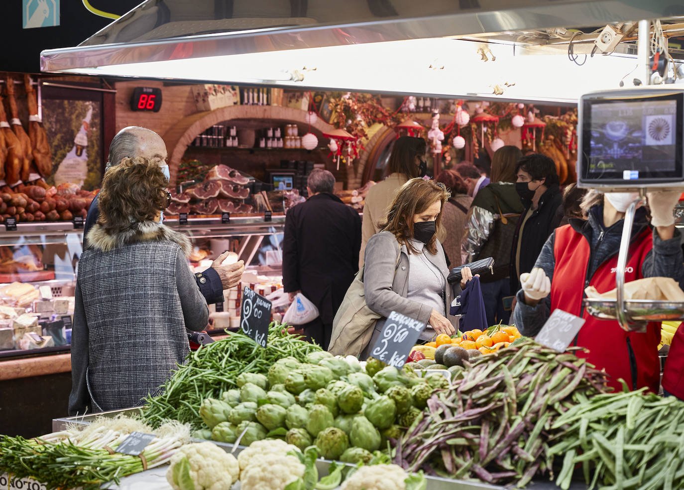 Con la Navidad a la vuelta de la esquina, los valencianos aprovechan para disfrutar del ambiente y realizar las compras en los mercados de la ciudad. La celebración de las fiestas navideñas este año será atípicas y con restricciones por la pandemia del coronavirus. En imagen, el Mercado Central de Valencia este martes.