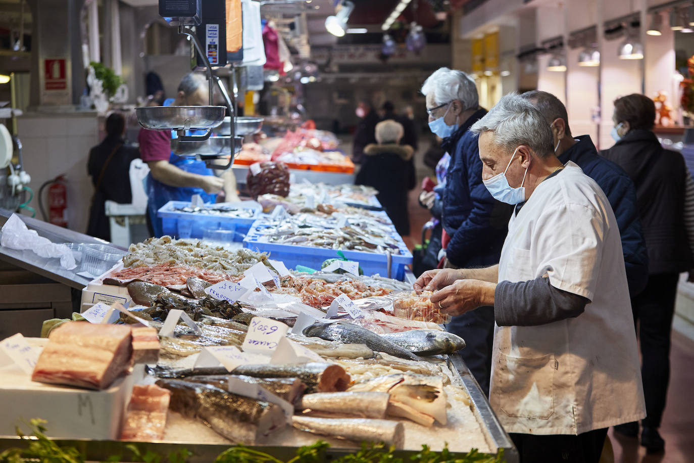 Con la Navidad a la vuelta de la esquina, los valencianos aprovechan para disfrutar del ambiente y realizar las compras en los mercados de la ciudad. La celebración de las fiestas navideñas este año será atípicas y con restricciones por la pandemia del coronavirus. En imagen, el Mercado del Cabaynal este martes.