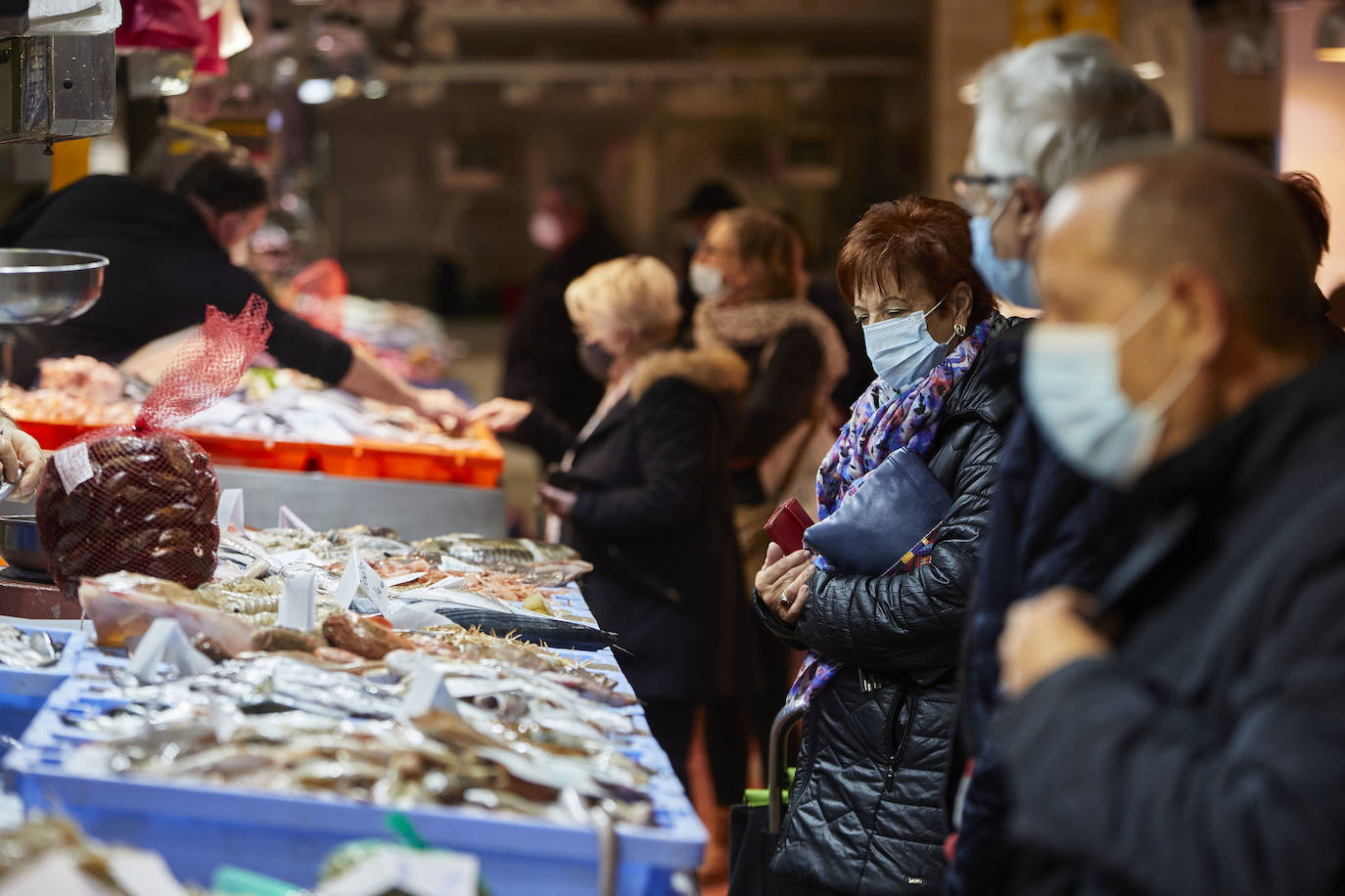 Con la Navidad a la vuelta de la esquina, los valencianos aprovechan para disfrutar del ambiente y realizar las compras en los mercados de la ciudad. La celebración de las fiestas navideñas este año será atípicas y con restricciones por la pandemia del coronavirus. En imagen, el Mercado del Cabaynal este martes.