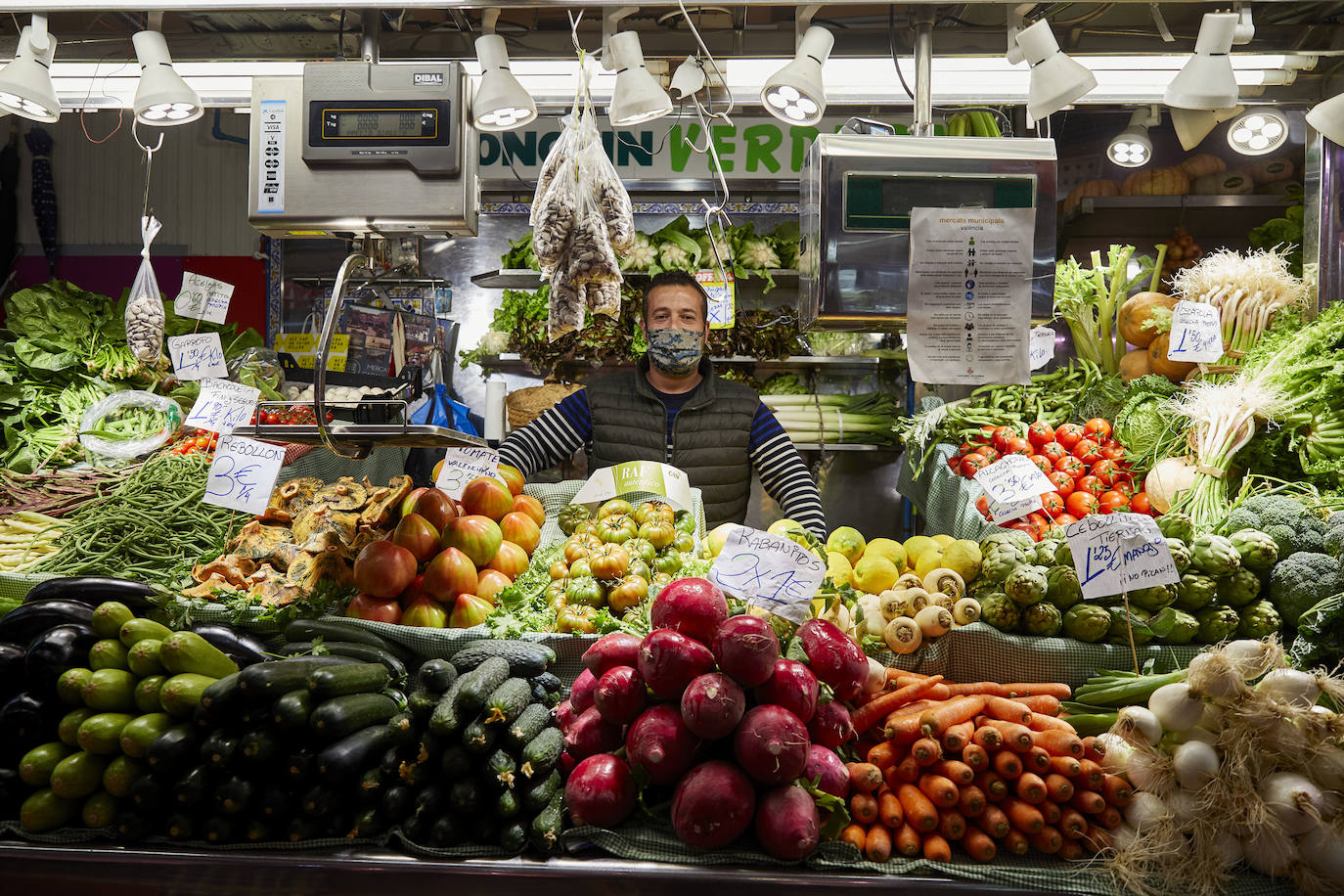 Con la Navidad a la vuelta de la esquina, los valencianos aprovechan para disfrutar del ambiente y realizar las compras en los mercados de la ciudad. La celebración de las fiestas navideñas este año será atípicas y con restricciones por la pandemia del coronavirus. En imagen, el Mercado del Cabaynal este martes.