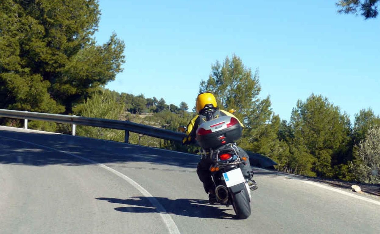 DGT | La DGT desvela las futuras normas: motos por el arcén y nuevos chalecos de seguridad