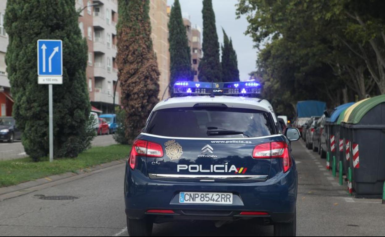 Detenido un joven de 20 años en Valencia tras causar daños a ocho coches y golpear en la cabeza a un policía